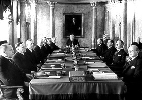 Pääministeri Kyösti Kallion hallituksen viimeinen esittely tasavallan presidentti P.E. Svinhufvudille helmikuussa 1937. Kuva: Lehtikuva